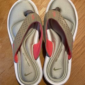 Woman’s Nike Sandals Size 6  Never Worn!!